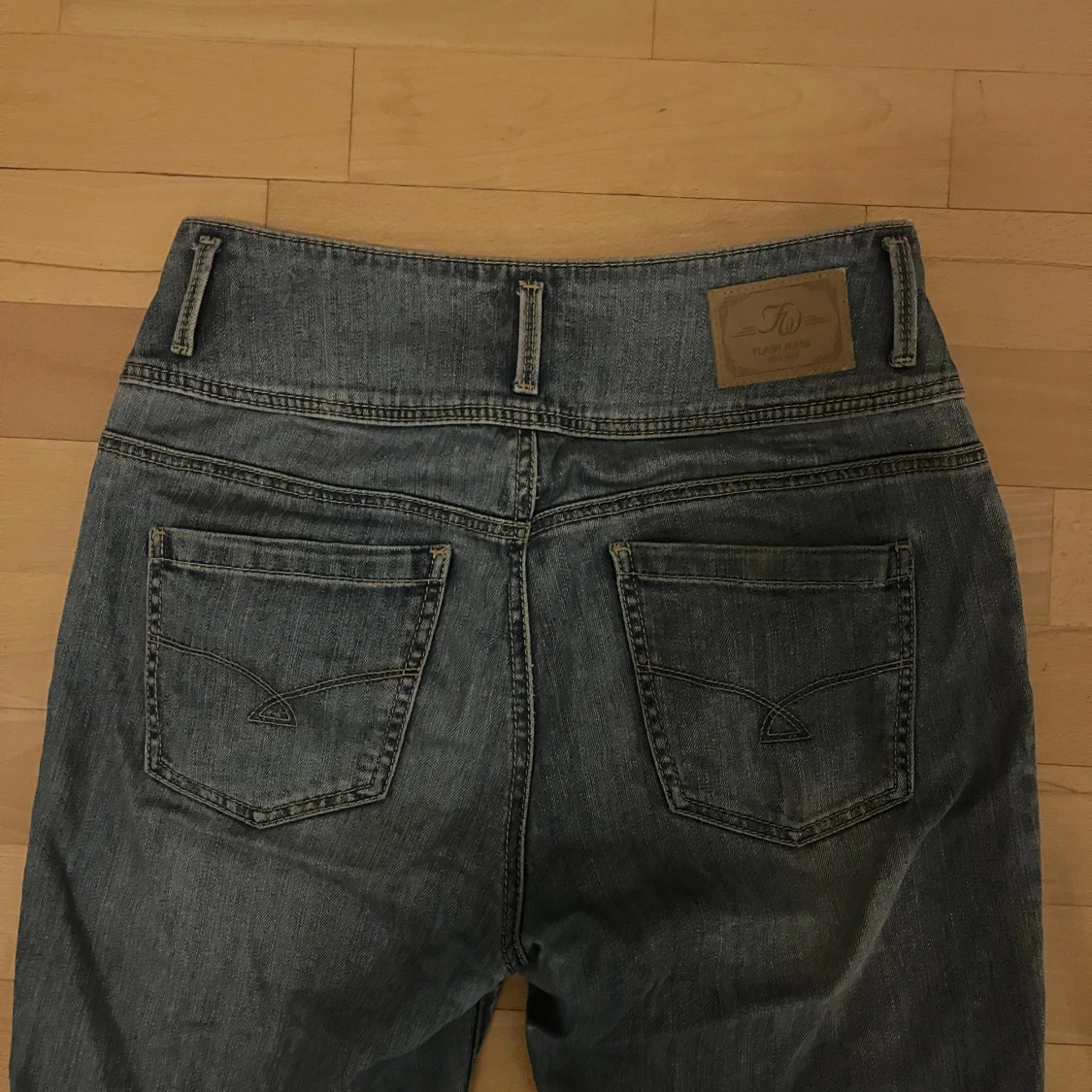 jättesnygga raka jeans från flash👖
