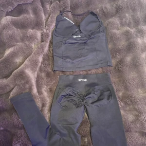 DFYNE sett svart träningsett - säljer mitt fina svarta DFYNE sett🖤 storlek S, inga defekter, kan skicka med påse som de kom i, nyskick, färgen midnight black! kom gärna med rimliga prisförslag💞😀