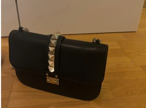 Valentino Glamlock - Valentino Garavani Glamlock Väska. Använd fåtal gånger men i perfekt skick