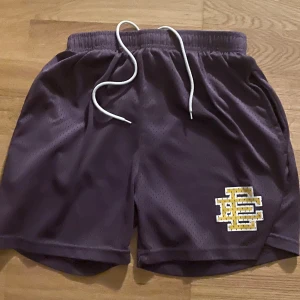 Eric Emanuel EE shorts - Säljer ett par lilla EE shorts, perfect för de som spelar basket👌