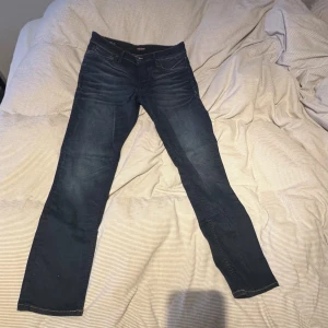Jeans  - Mörkblå jeans från Jack Jones storlek 30:34 aldrig används modell slim straight/Tim. Säljer för 350kr
