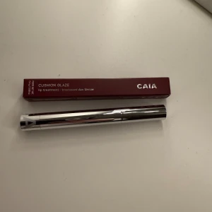 CAIA Cushion Glaze Ruby Plum - ( swatchad på handen endast 1 gång , ej använd på läpparna! )