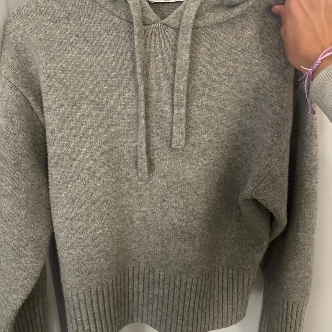 Grå stickad hoodie från Zara