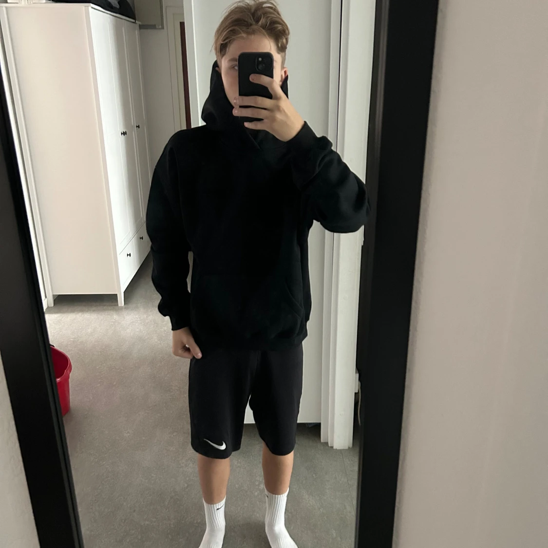 Svart Essentials hoddie - 4