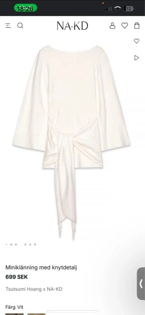 Vit miniklänning med knyt från NA-KD - Superfin vit miniklänning från NA-KD x Tsutsumi Hoang. Klänningen har långa ärmar, rund halsringning och en snygg knytdetalj i midjan som ger en cool siluett. Materialet är mjukt och har en lätt glans. Perfekt för dig som gillar stilrena och trendiga plagg.