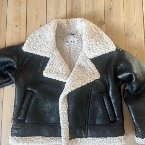 Svart teddyjacka från NA-KD - Säljer en svart teddyjacka från NA-KD. Jacka är nästintill oanvänd. Storlek 36.