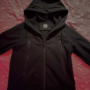 Cp company jacka -  vindjacka från C.P. Company, skick 10/10, använd ett par gånger bara. Såklart är den äkta. 