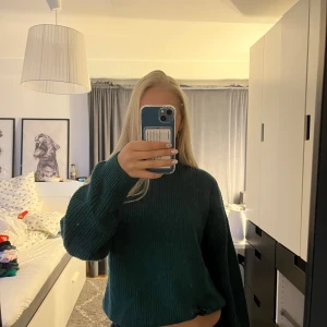 Mörkgrön stickad tröja New Yorker M - Mysig mörkgrön stickad tröja från New Yorker i storlek XL men är absolut inte en XL utan M. Tröjan har en ribbad struktur, rund hals och långa ärmar med loose passform. Perfekt för dig som gillar oversized och chill stil.