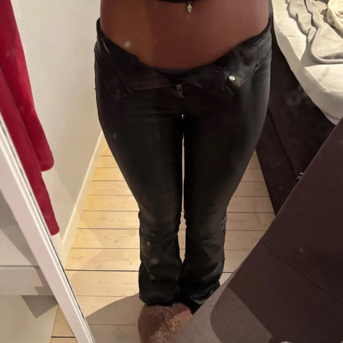 Svarta lågmidjade skinnbyxor