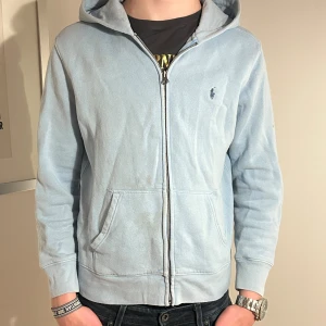 Polo Ralph Laouren - Säljer nu min svin snygga Ralph Laouren zip hoodie i storlek xxs/14-15. Tyvärr har den fått några fläckar som säkert går bort om man använder vanish. Men annars sitter den riktigt bra.👍 