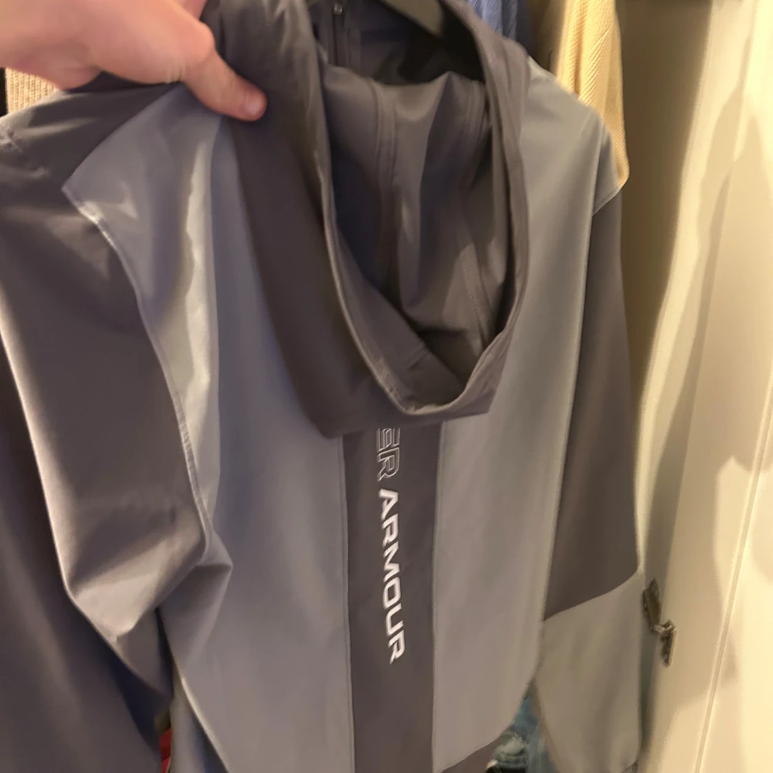 Grå vindjacka från Under Armour - 1