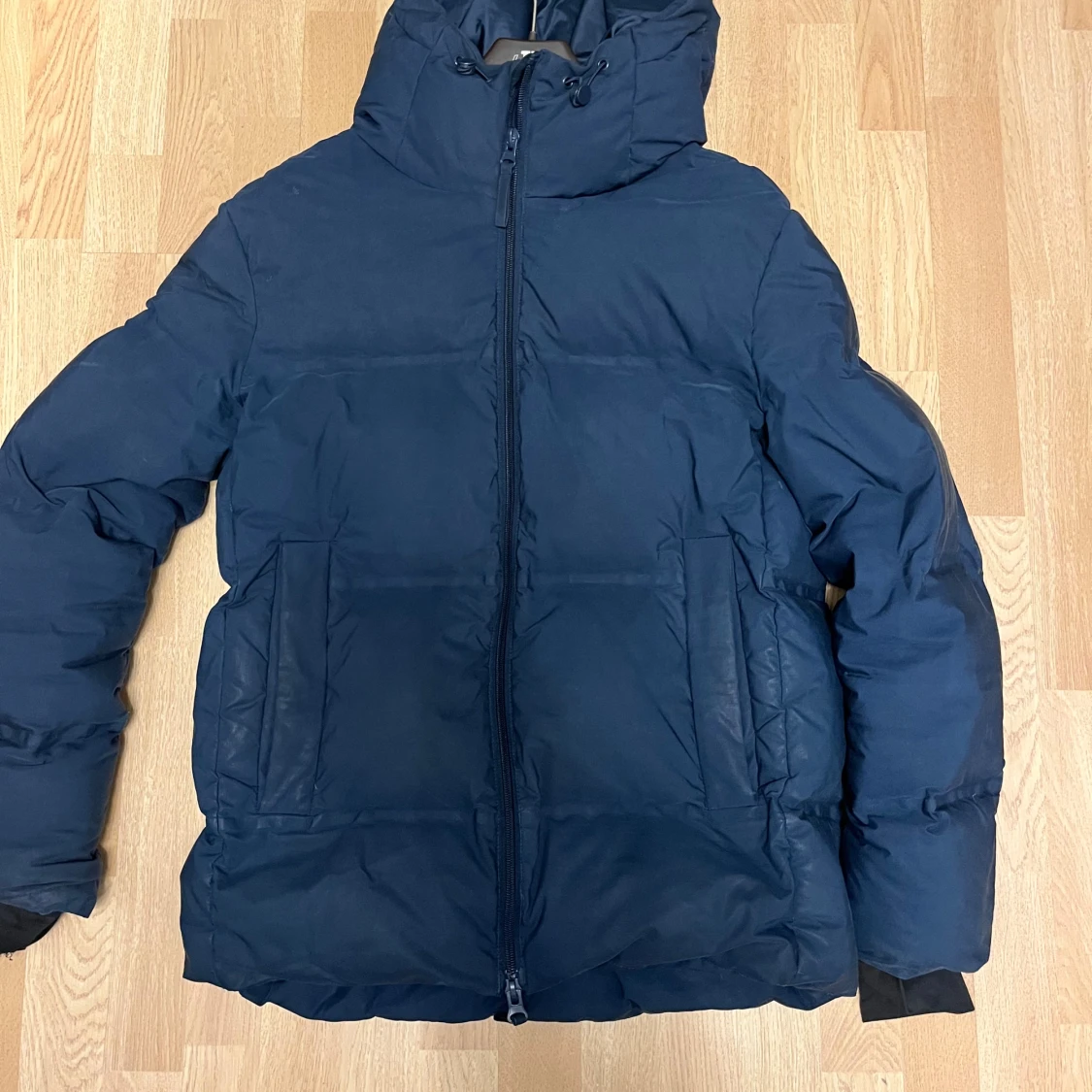 Mörkblå pufferjacka från A Day's March - 3