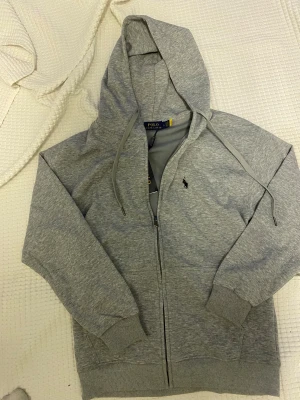 Grå hoodie från Polo Ralph Lauren - Storlek L men passar som M