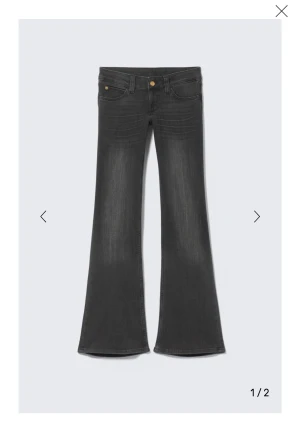 Mörkgrå lågmidjade jeans Cheap monday  - Mörkgrå lågmidjade jeans från Cheap monday som aldrig är använda. Storlek 29/32, men väldigt små i storlek. Slutsålda. Skickar inte bilder med dem på