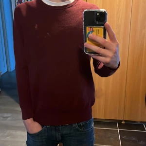 Ralph Lauren sweatshirt - Säljer en stilren vinröd tröja från Ralph Lauren i mjuk bomull. Tröjan har en klassisk rund hals och ett diskret broderat märke på bröstet. Perfekt för en avslappnad men snygg look. Fläcken på första bilden på bröstet är bara pågrund av att spegeln är smutsig👍