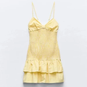 Gul Zara klänning - Super fin klänning ifrån Zara i storlek M men passar mig som har S, ändast använd 1 gång💓💓