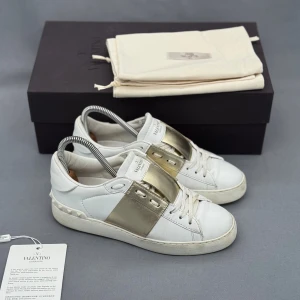 Valentino Open | 38 - Valentino Open sneakers | Fint skick! | Storlek 37.5 men passar 38 | Endast skorna ingår | INGA BYTEN | Fraktar spårbart eller möts upp i Täby 