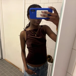 Vinröd sammetstopp med rosetter zara - Säljer en vinröd  topp i sammet med snygg snörning med rosetter i ryggen. Använd endast 1 gång! Köpt förra året i höstas🌸