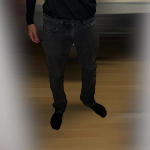 Mörkgrå jeansbyxor Levi's 511 - Säljer ett par klassiska mörkgrå Levi's 511 jeans med rak passform och fem fickor. Jeansen har normal midja och är tillverkade i slitstarkt denim. Perfekt för dig som gillar tidlös stil och vill ha ett par snygga jeans i garderoben.