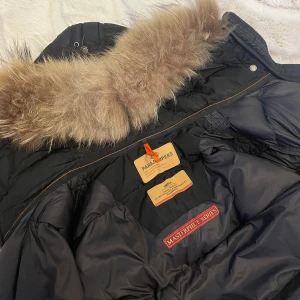 Parajumper jacka - Parajumper jacka i storlek S med både dragkedja och knappar längst ner, äkta päls. Säljer för den är för liten och knappt använd. Jackan har både QR kod och parajumpers logga med lång text. Pris kan diskuteras. Tvättas innan frakt