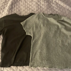 Två ribbade toppar från 157, storlek S💐 - Säljer två snygga toppar från 157 i storlek S💕🌸 Båda har loose passform och är perfekta för chill eller att styla med jeans💖🌻