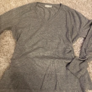 Grå v-ringad tröja  - Säljer en grå v-ringad tröja från Primark 🩷