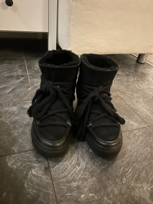 Inuikii - svarta inuikii vinterskor org pris 2999kr