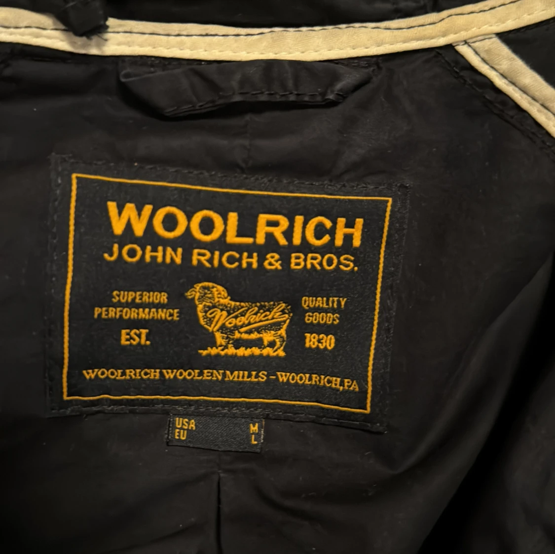 Marinblå vindjacka från Woolrich  - 2