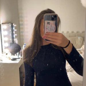 Mörkblå tunn långärmad tröja Intimissimi - Superskön och tunn mörkblå långärmad tröja från Intimissimi. I storleken S och ett litet hål i armen.