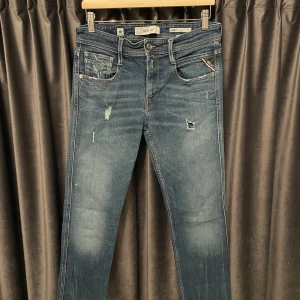 Replay anbass  - Replay anbass aged 05 - skick 9/10, mycket fint skick! - storlek 30/32 - sjukt feta jeans med feta slitningar! - hör av er för mått eller andra frågor🙌