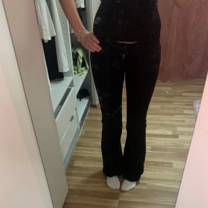 Svarta bootcut jeans från ONLY - Snygga svarta jeans från ONLY med bootcut passform och klassisk femficksdesign. Jeansen har låg midja med bootcut och är tillverkade i stretchigt bomullsmaterial för skön passform. Perfekta för dig som gillar en stilren look med lite utsvängda ben. Säljer pga att jag aldrig använder dom, priset kan diskuteras💞