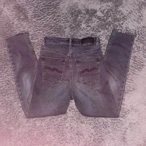 Nudie jeans 👖  - Svarta slim fit jeans från Nudie Jeans i storlek 27/30. Ganska nya. Nytt pris: 1 200 kr