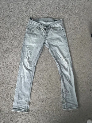 Dondup jeans George - Snygga dondup jeans George, storlek 31 passar 29,30. Finns defekter vilket syns på bild 2 och 3 därav det billiga priset. Snabb affär uppskattas 