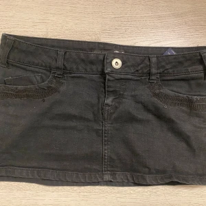 Lågmidjad minikjol  - Storlek 38