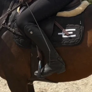 Equiline Octagon Schabrak - Snyggt Equiline Octagon schabrak i svart med vit logga, använd några gånger men sparsamt. Kom gärna med prisförslag eller om ni har någon fråga! Nypris 1899kr