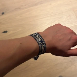 Blå Christian Dior J'Adior armband - Christian Dior Armband - Färg: Mörkblå - Skick: 10/10 - Storlek: Justerbar - Tillbehör: Inga, bara armbandet - Hör gärna av dig vid frågor / AR Resell ⚜️