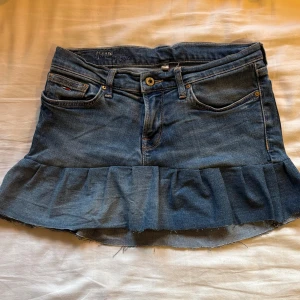 Blå jeanskjol med volang från Hilfiger - W27, skriv vid övriga frågor!