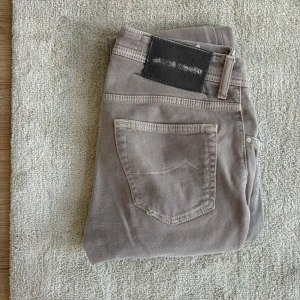 Jacob Cohën Nick Slim – Taupe (strl 31) - Storlek: 31 Modell: Nick Slim Färg: Taupe / ljusbrun Skick: Mycket bra