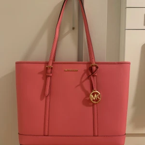 Michael Kors väska ”Jet Set Travel” i Tea Rose - Ny och oanvänd