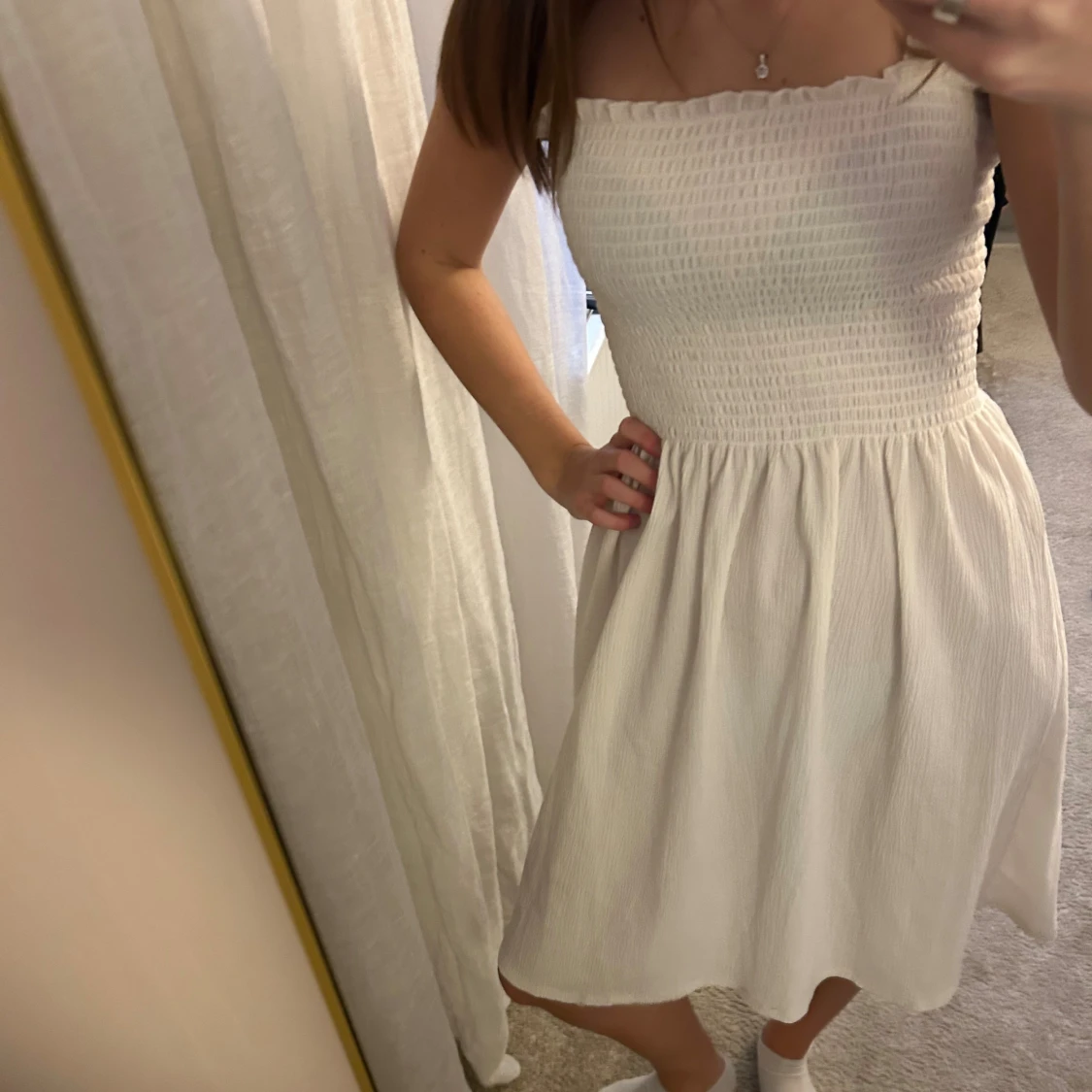 Vit smockad sommarklänning - 1