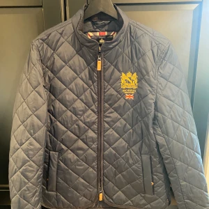 Morris Jacka Svart - En svart Morris jacka i Storlek S.  Perfekt höst eller vårjacka. Nypris 2200 kr.