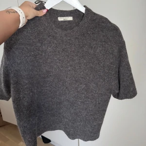 Grå stickad tröja från Gina Tricot - T shirt stickad från Gina 