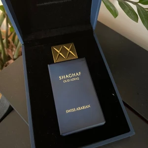 Swiss Arabian Oud Azraq 98% Full även öppen för byte - Rare & luxurious fragrance from Swiss Arabian – Oud Azraq (Blue Oud) Limited Edition.  ( purchased in 2023) very very well macerated.  💙 Only lightly used – approx. 98% still remaining 🌟 Rich, deep oud with a sophisticated oriental profile 📦 Original packaging included (if applicable) 🎁 Perfect for collectors or anyone looking to try a unique niche scent at a great price  Bought new, barely used – selling because I’m downsizing my collection.  Feel free to message for more info or photos! 