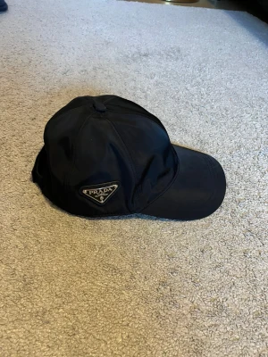 Svart unik keps - Säljer en mycket fin och unik keps i storlek M. Den är helt ny med inga tags på och endast kepsen medföljer.