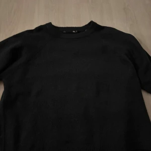 Mörkblå stickad tröja från 157 XS - Stickad t-shirt  