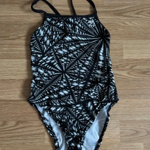 Tyr baddräkt - Snygg och stilren tyr baddräkt. 🤍14-16 år.