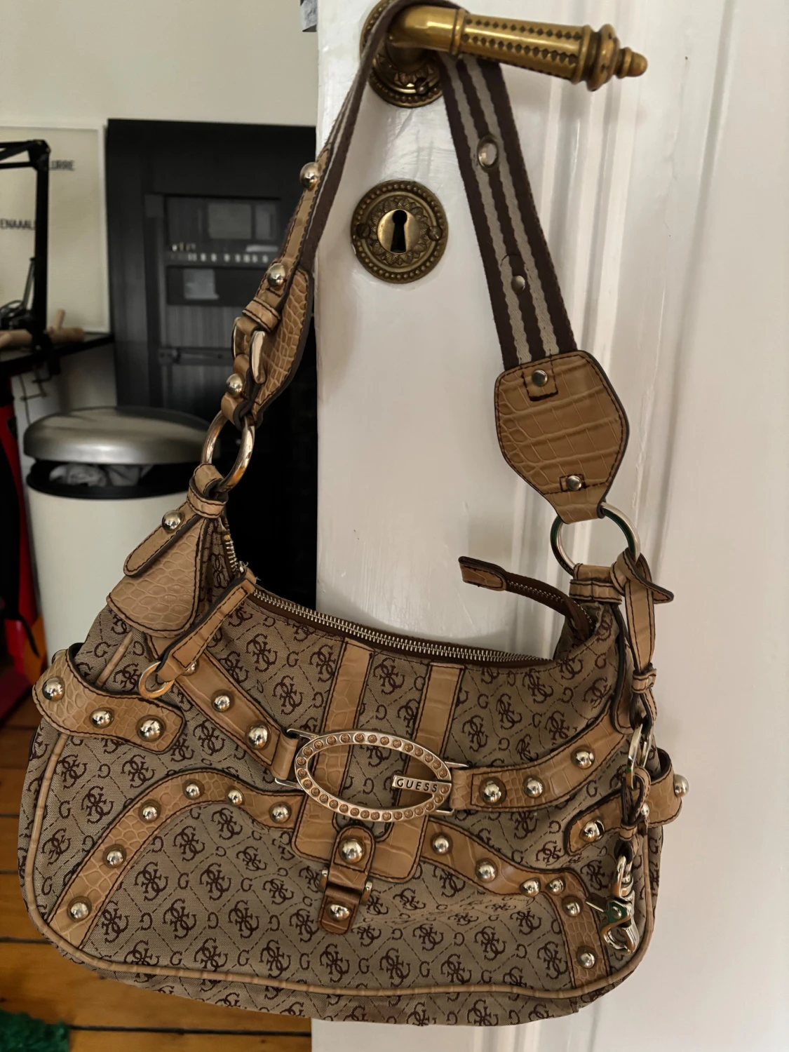 Beige axelväska från Guess med nitar - 1