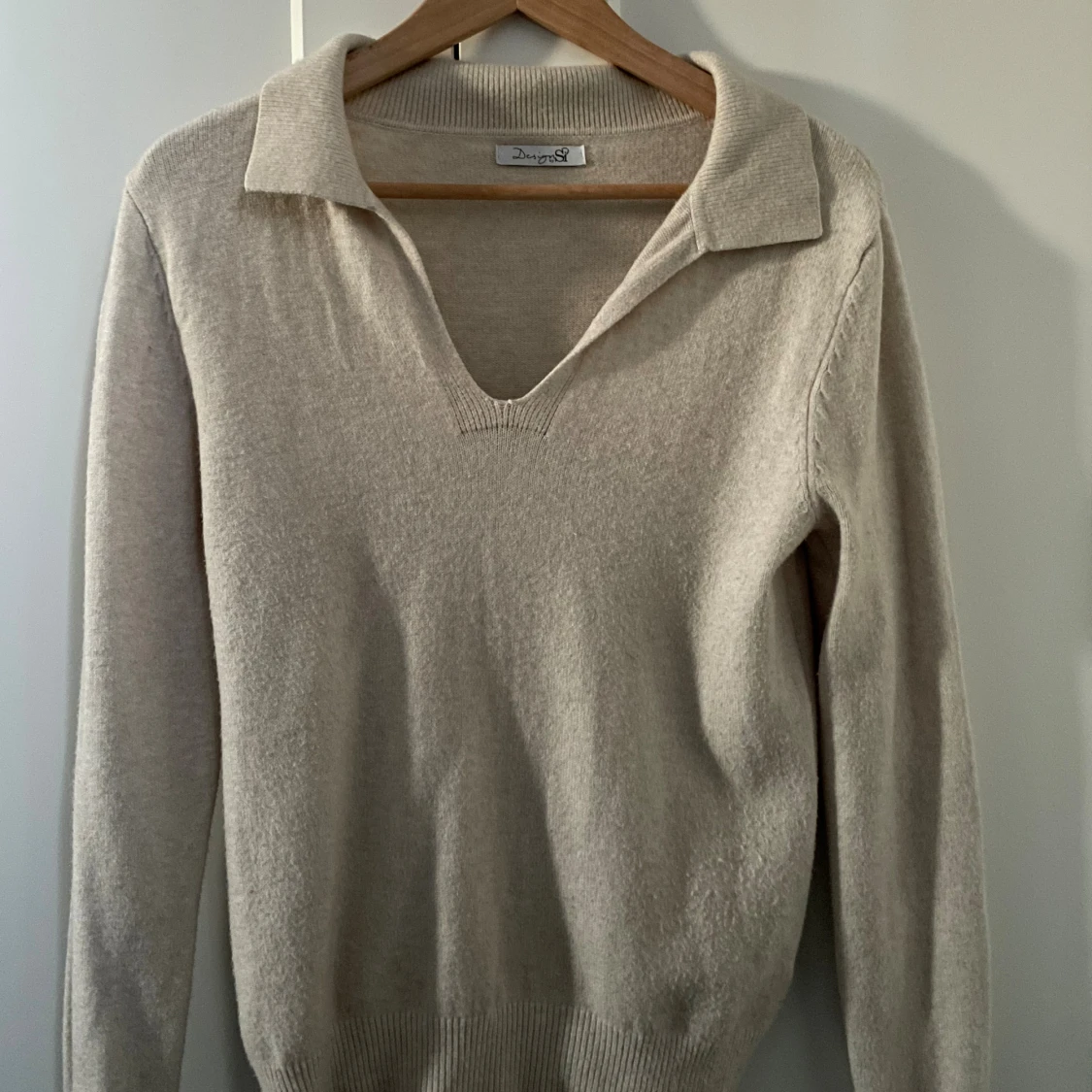 Beige stickad tröja med krage