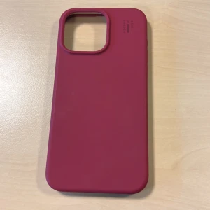 iDeal of Sweden MagSafe Case - Stilrent rött MagSafe-kompatibelt skal från iDeal of Sweden, designat för iPhone. Skalet är i mycket gott skick utan synligt slitage och har en mjuk insida som skyddar mobilen. Perfekt för dig som vill kombinera skydd och stil med MagSafe-funktion. Jag säljer skalet eftersom jag köpte fel❤️🍂