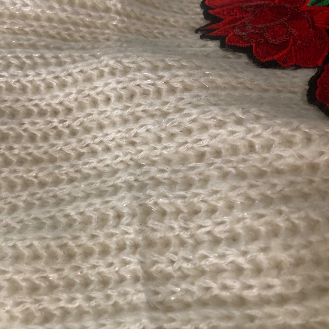 Vit stickad halsduk med ros - FRI FRAKT - 3